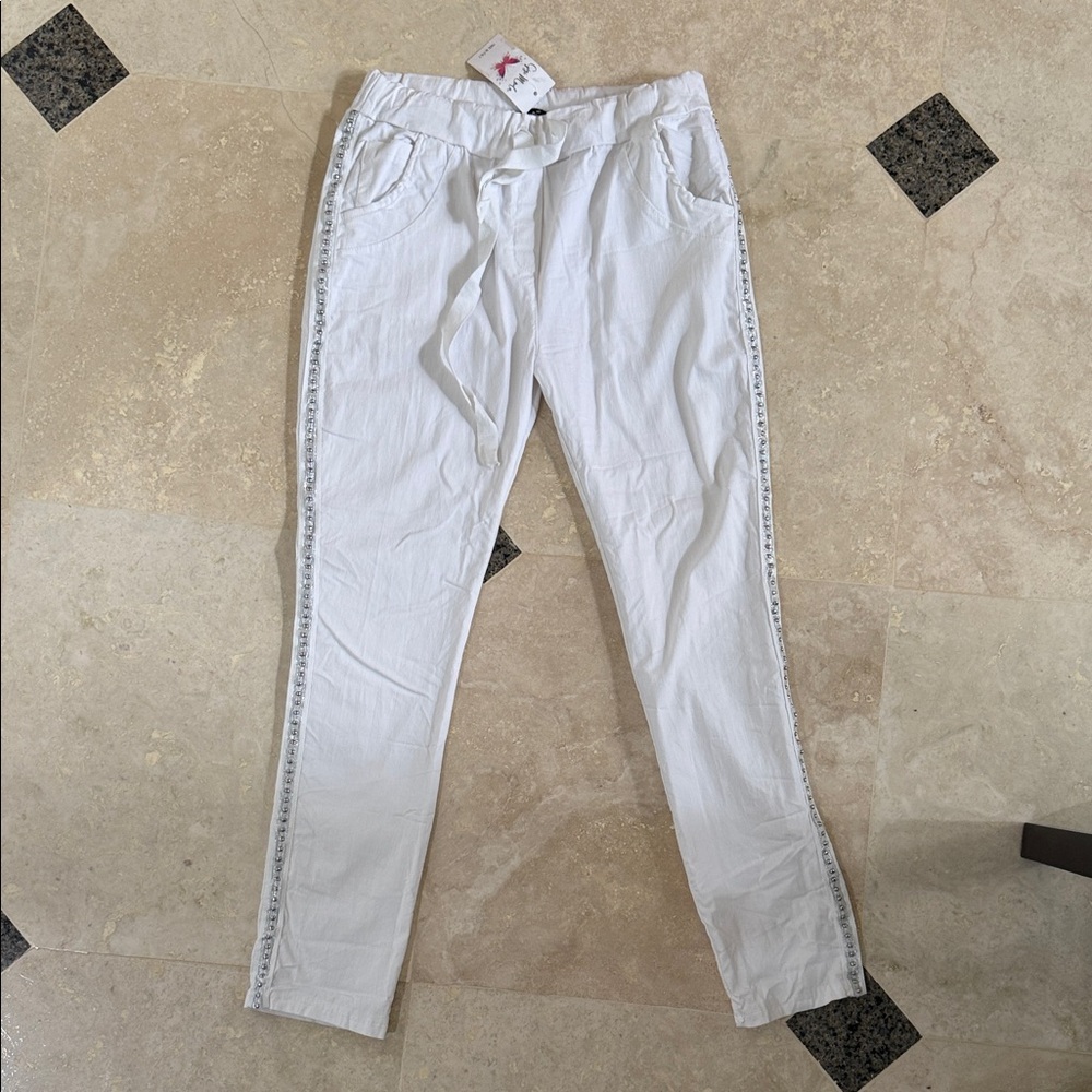 Elegant White Cropped Pants with Side Detailing